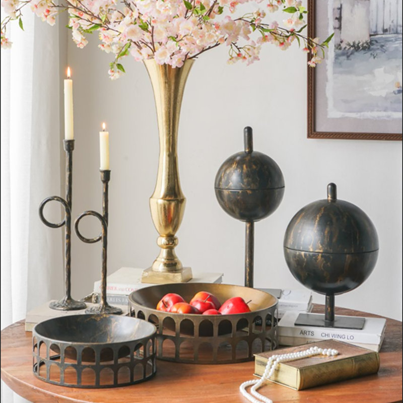 Plateau de sculpture orbe noir et or en fer, L 8 po x P 8 po x H 14,6 po