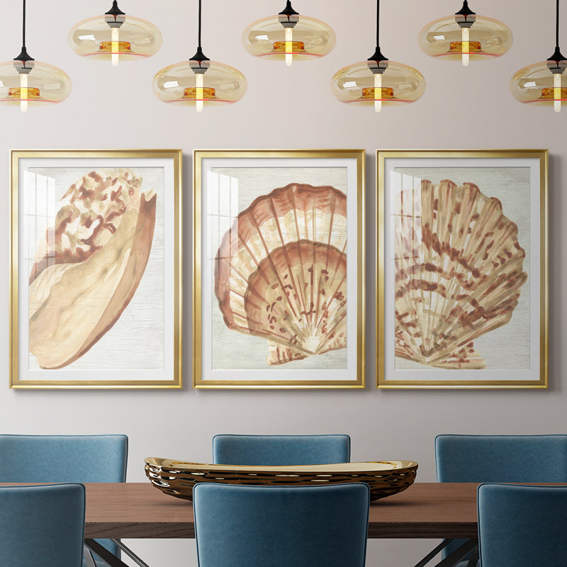 «Vintage Shell Vignette I», impression encadrée sur mesure de qualité supérieure mate - 3 pièces, H 27 po x l 39 po, Doré