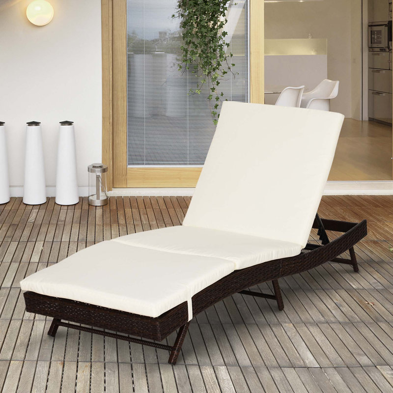 Chaise longue de patio Outsunny, chaise de piscine avec dossier réglable à 5 positions et coussin