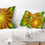Coussin décoratif floral jaune vif sur fond vert