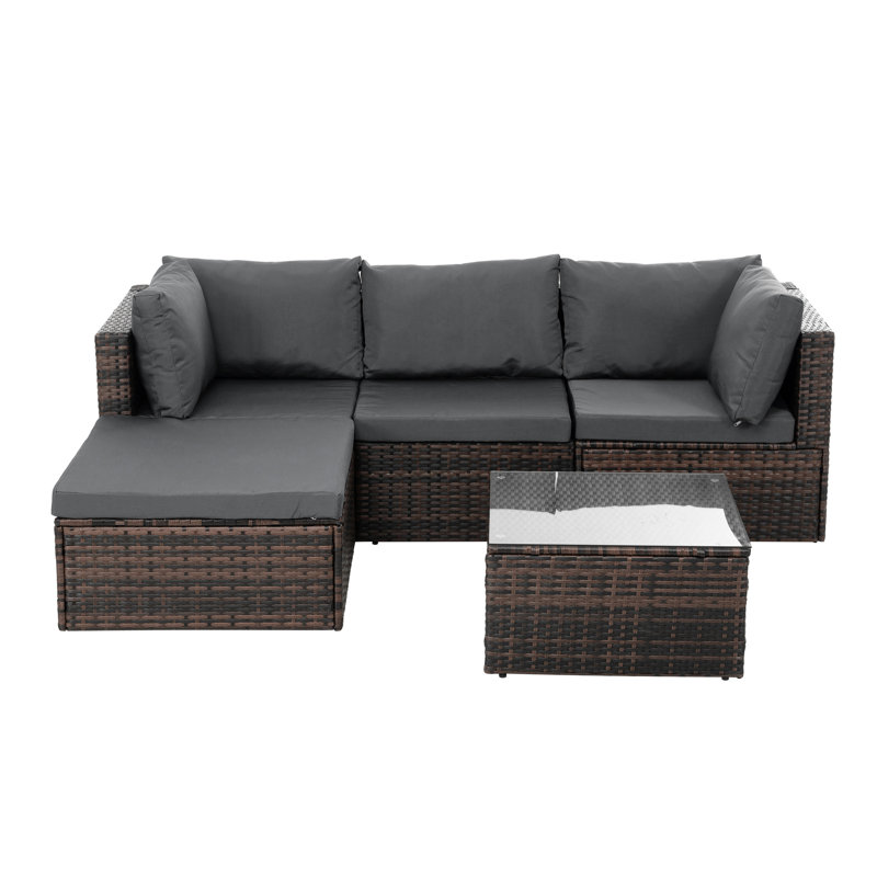 Confortable pour l'extérieur: 5 chaises avec accoudoirs et table basse en verre trempé
