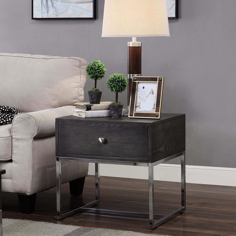Table d'appoint moderne en chêne gris, alliant structure et rangement, pour un style résolument moderne.