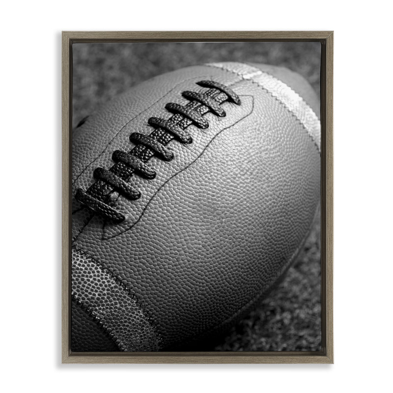 «Close Up Football», encadrée par Daphne Polselli, Cadre flottant orme Montalcino, H 21 po x l 17 po