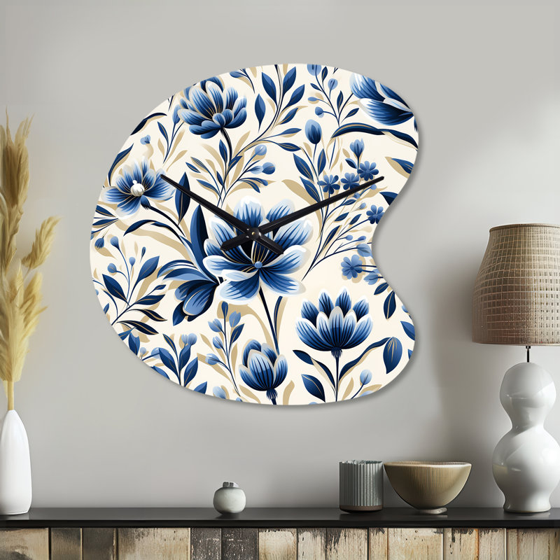 Fleur damassé bleue et blanche - horloges murales asymétriques florales en métal, horloge murale de forme unique bleue, Grand