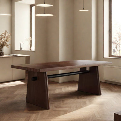Une table rectangulaire en bois massif rétro et pratique