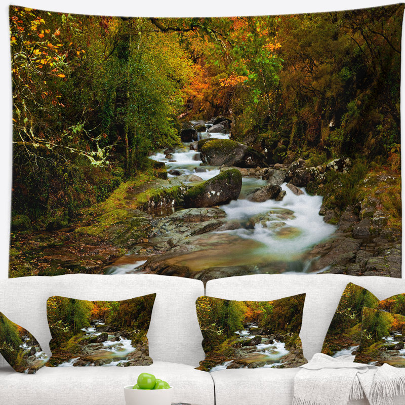 Rivière qui coule en tapisserie d'automne, H 78 po x l 92 po