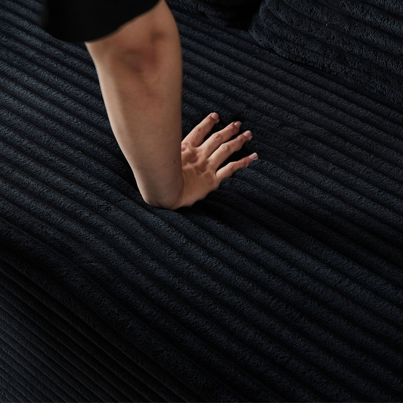 Canapé Deep Cloud 6 en velours côtelé noir avec porte-gobelets, parfait pour un décor moderne. Inspiré par le canapé, les coussins rembourrés et le revêtement doux. Multicolore intégré 11 po