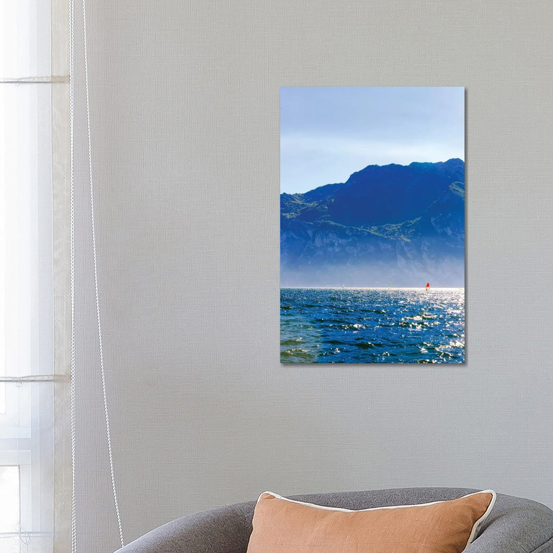 Windsurfen in Riva Del Garda von Susan Richey - Galerie Giclée auf Leinwand