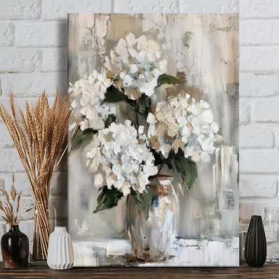 Hortensias blancs dans un vase, peinture impressionniste texturée sur toile tendue - H 36 po x l 24 po