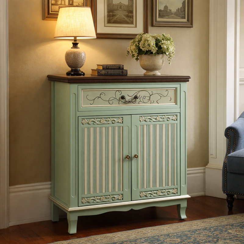 Armoire d'appoint en bois sculpté à 2 portes avec tiroirs Fienley Farmhouse, vert sauge, plateau brun rustique