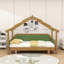 Lit en bois dans une cabane dans un arbre avec rails à coussin moelleux-179120649