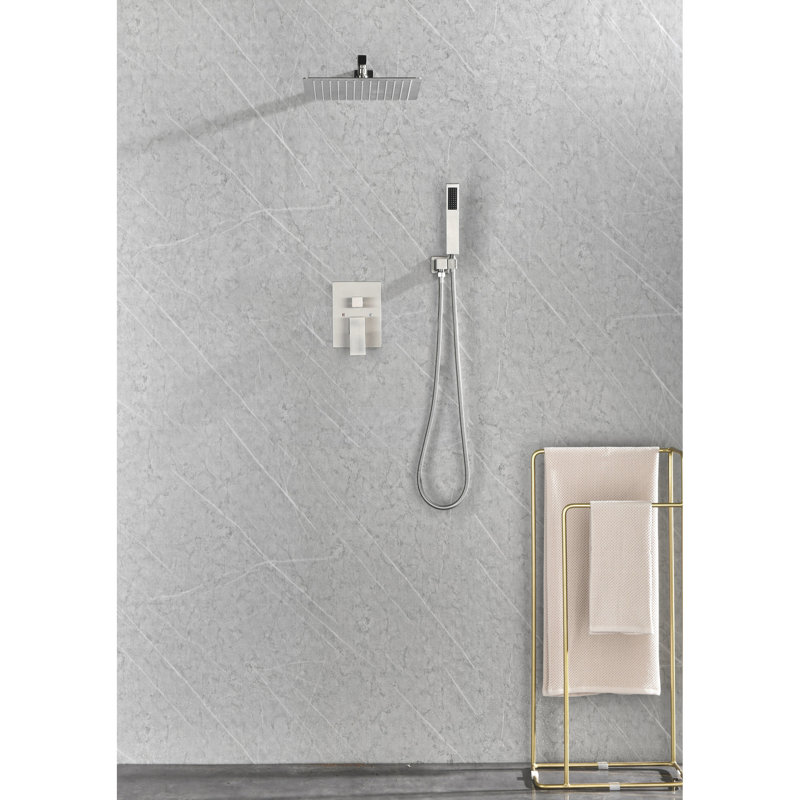 Système de douche en nickel brossé. Comprend la tête, la douche à main, le tuyau, la garniture de valve, les poignées à levier, la niche. Fixé au mur. Offre une expérience de douche naturelle. Buse autonettoyante. Convient aux américains