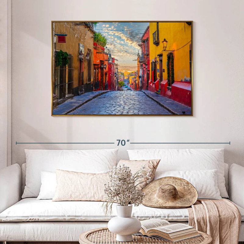 Rue San Miguel De Allende, 46 po x 31 po, Cadre flottant doré