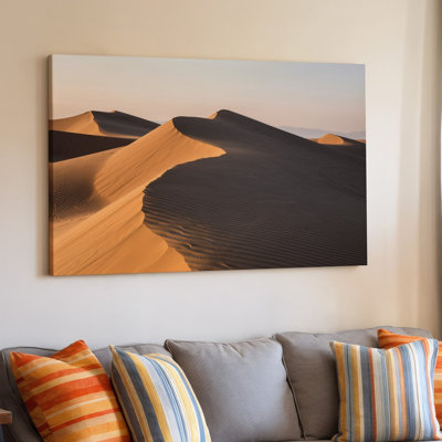 Reproduction d'art sur toile, "Un vaste paysage désertique avec des dunes de sable ondulées"