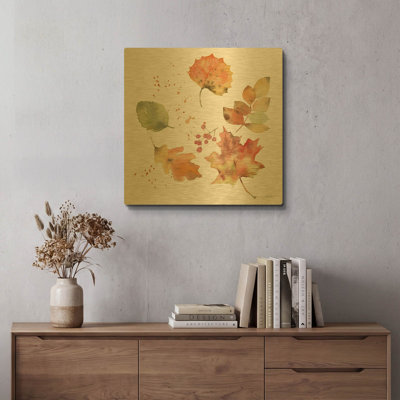 «Falling Leaves I» par Katrina Pete, art mural en métal doré, 24 po x 24 po