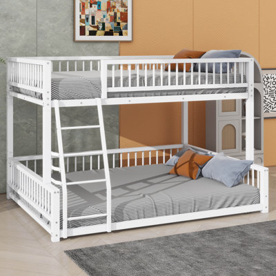 Structure de lit superposé double au-dessus de grand lit double avec une échelle et des barrières de sécurité