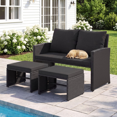 Canapé d'extérieur deux places avec poufs, ensemble de mobilier de jardin 3 pièces en résine tressée en PE avec coussins noirs