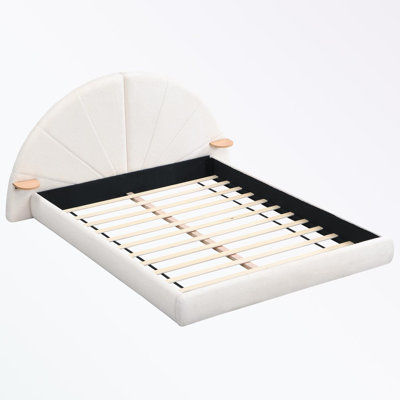Grand lit arqué avec petite table