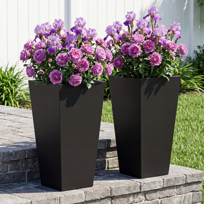 Pot à fleurs effilé en métal noir, H 26 po x l 14 po x P 14 po