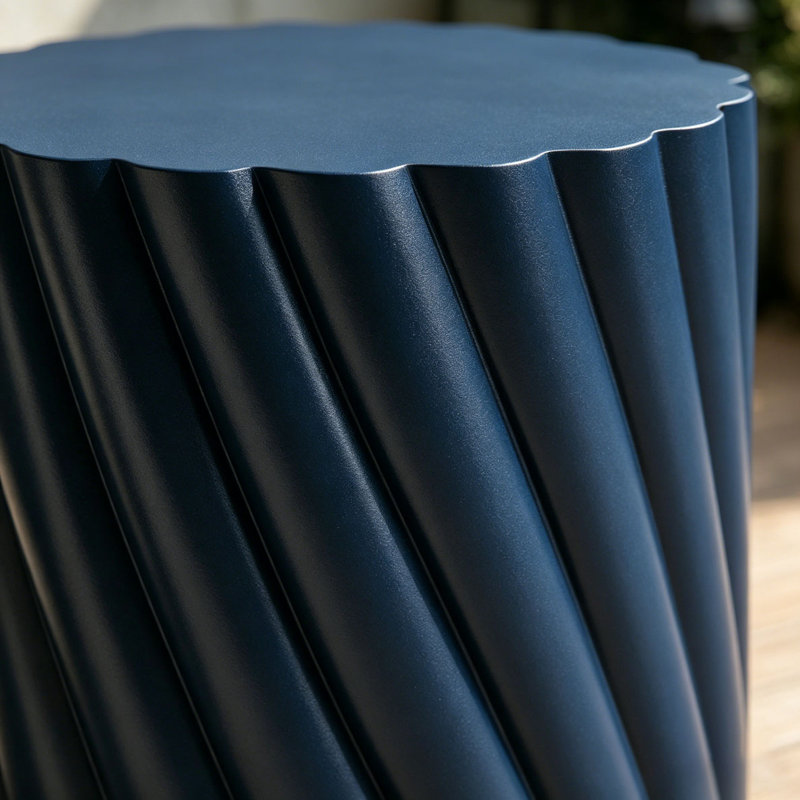Table d'extérieur moderne bleu marine avec motif cannelé