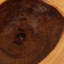Table de bout en bois de suar sculptée à la main avec piédestal sculptural et grain naturel