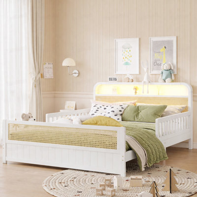 Structure de lit double en rotin avec lumières DEL et tête de lit à rangement, lit plateforme double avec barrières de sécurité pour enfants