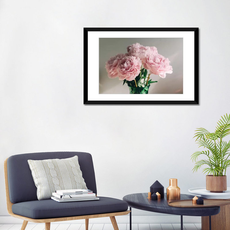 « rose pivoines on white i » sur toile, Papier d'art encadré noir, Blanc, H 24 po x l 32 po x P 1 po