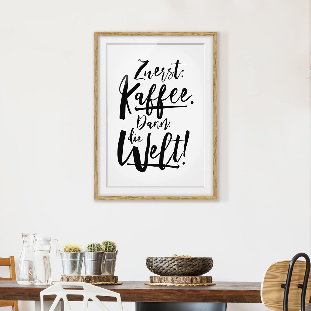 Gerahmtes Papierbild Zuerst Kaffee dann die Welt in Schwarz/Weiß