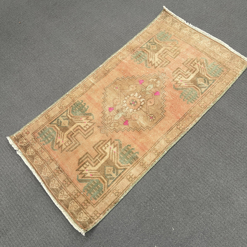 Tapis beige en laine 21,7 x 42,1 po Vintage