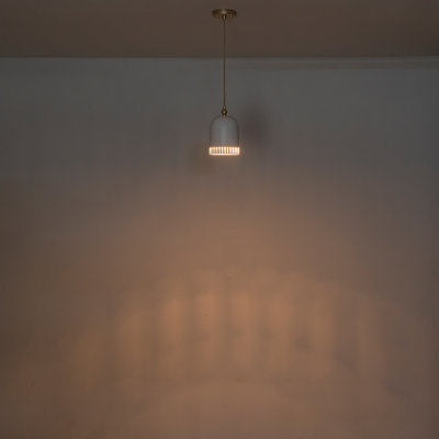 Luminaire suspendu en forme de dôme à 1 lumière en métal, réglable de 12 à 90 po, finition dorée / blanche, intensité variable E26