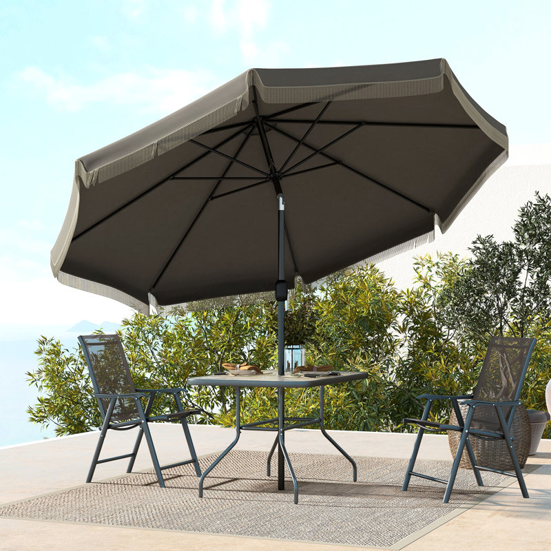 Parasol de patio gris foncé. Comprend un bouton-poussoir inclinable et une manivelle. Parasol de table à volants avec pampilles, 8 nervures pour le jardin, la terrasse et la piscine. Pare-soleil réglable à 45 degrés. Facile à manipuler