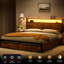 Cadre de lit moderne Livia avec 4 tiroirs et tête de lit ouverte avec rangement, lampe DEL réglable et station de recharge, sommier non requis.-940183712-975702965