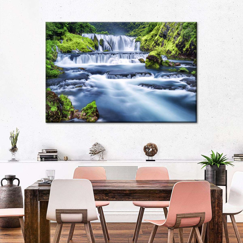 «Beautiful Waterfall», reproduction sur toile, H 32 po x l 48 po x P 1,25 po
