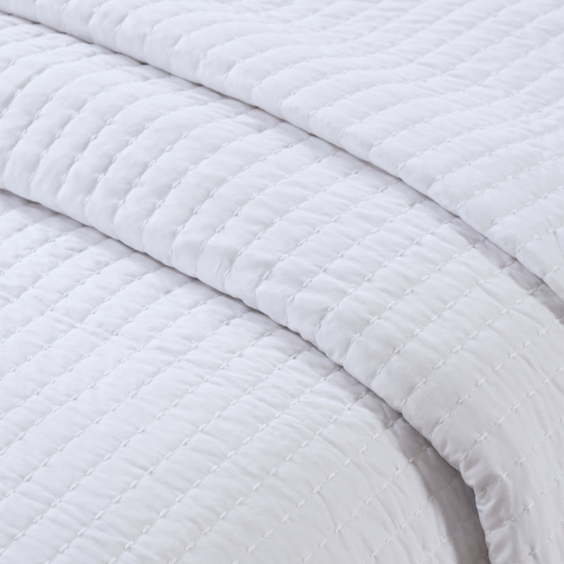Courtepointe blanche 3 pièces pour lit double / grand lit - réversible avec bourre en coton, tissu en microfibre, pour une courtepointe brillante, l'été et le froid, taies décoratives incluses, lavable à la machine
