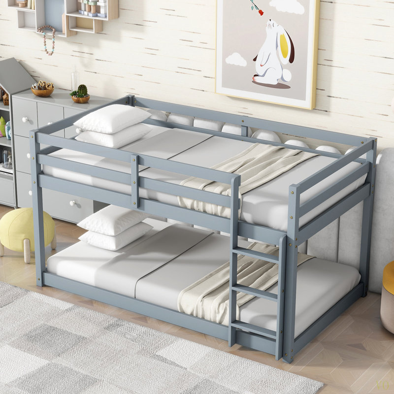 Lit superposé simple au-dessus d'un lit simple en bois massif et en bois d'hévéa massif avec échelle, plateformes supérieure et inférieure fabriquées avec des lattes renforcées