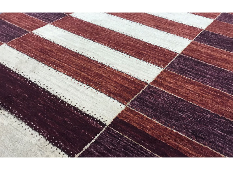 Tapis unique rayé à la main en laine rouge / crème Gabbeh