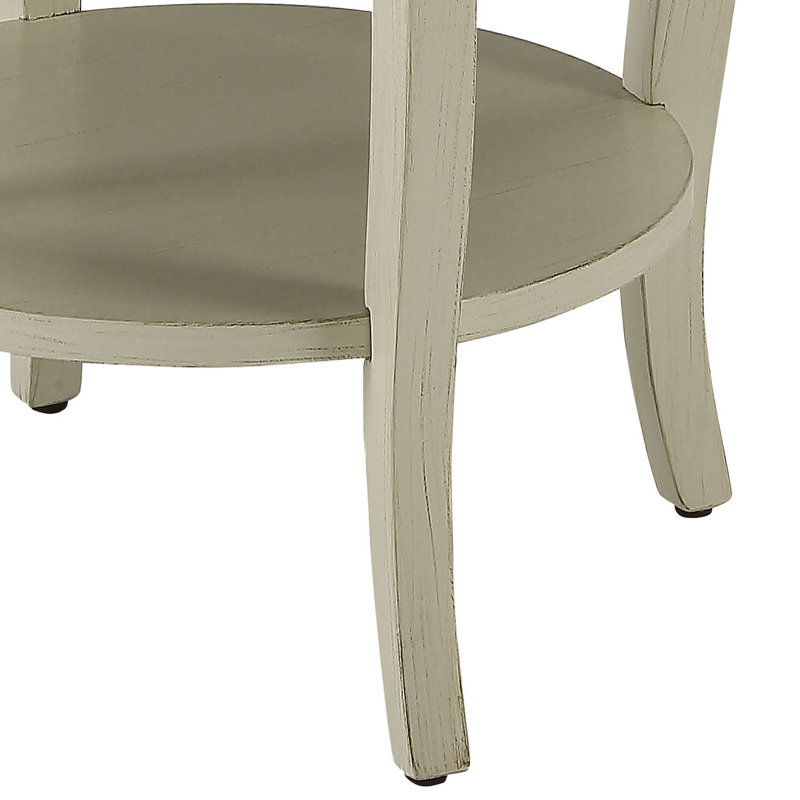 Table d'appoint ronde blanche antique avec étagère, s'harmonisant avec le décor de la pièce. Étagère en bois pour le rangement et la présentation.