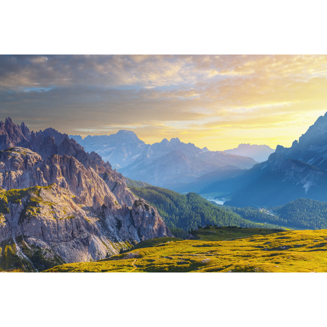 Berge bei Sonnenuntergang von Mammuth - Kunstdrucke auf Leinwand