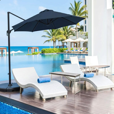 Grand parasol de patio en porte-à-faux rond de 11 pi avec rotation à 360 ° et réglage des mésanges et parasol de terrasse en polyester robuste.