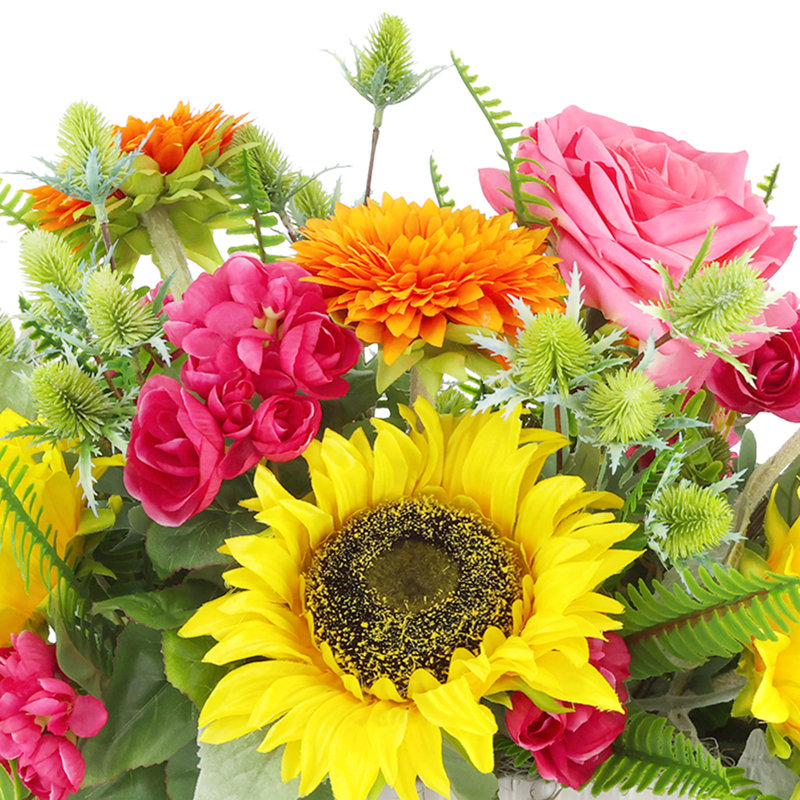 Mélange de fleurs avec des tournesols, des roses et des bégonias