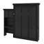 Lit escamotable polyvalent pour chambre d'amis avec tablettes de rangement et décoration élégante à persiennes