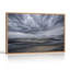 Toile sombre, ciel orageux au-dessus d'une rivière sinueuse, canaux sur une plage de sable-1420115111