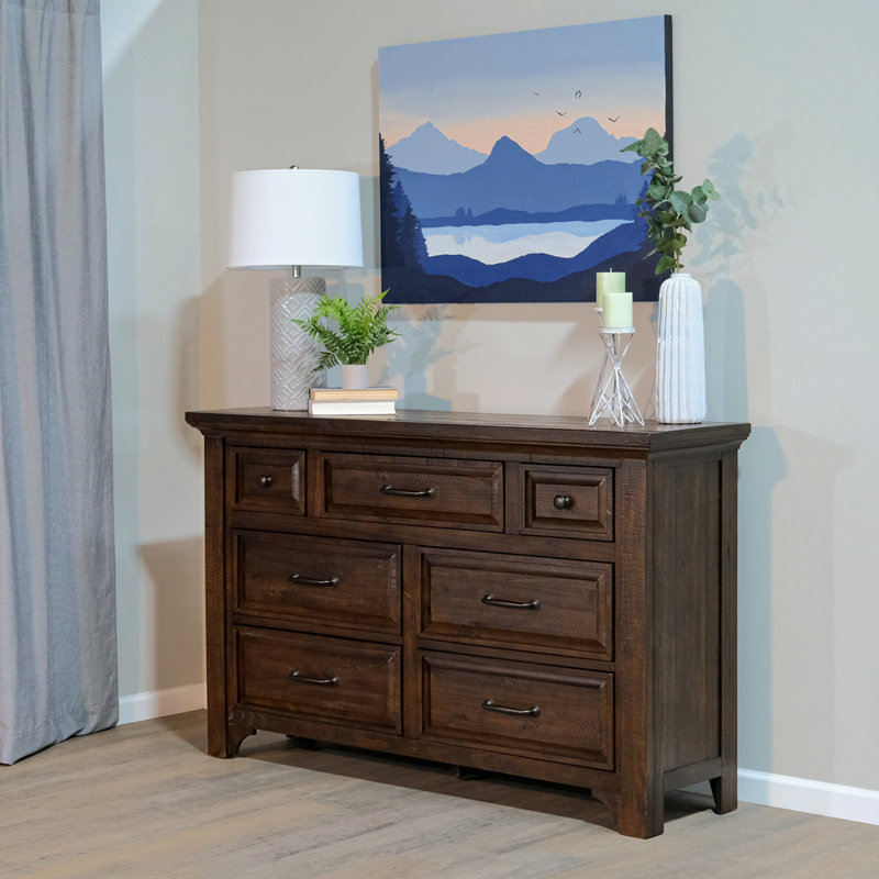 Commode brune à 7 tiroirs