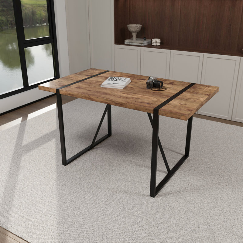 Table de salle à manger industrielle de 55 po pour la maison et la cuisine, plateau de table en bois foncé de 1,5 po d'épaisseur, 4 à 6 personnes, table de cuisine avec pieds en métal noir, éclat de style campagne moderne avec plateau