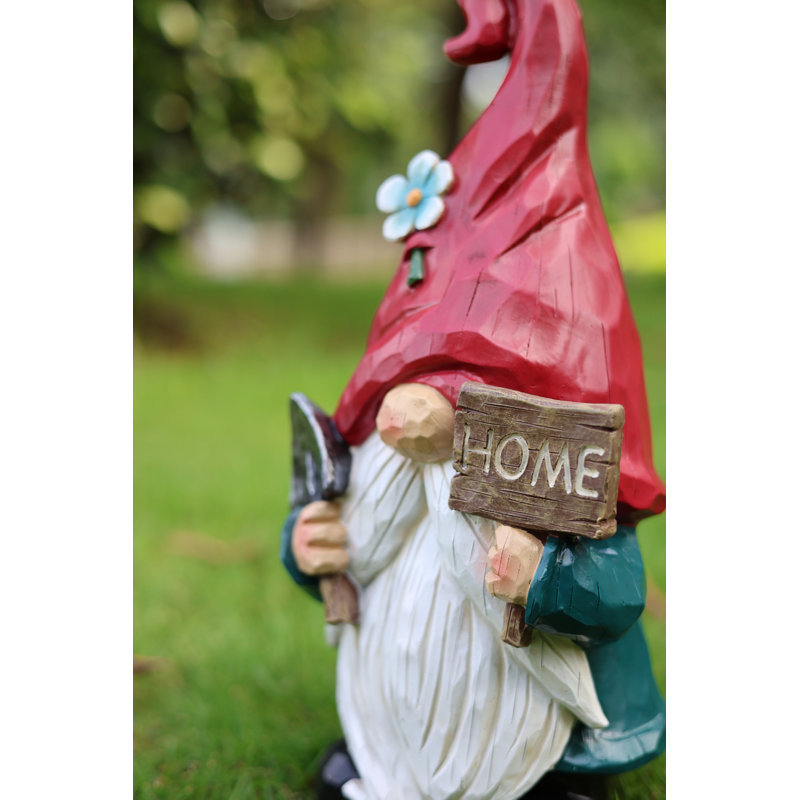 Statue de jardinier gnome de taille moyenne tenant une pancarte maison