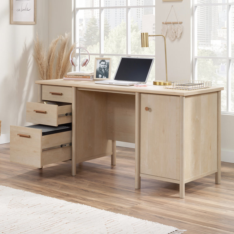 Bureau d'ordinateur brun de style transitionnel avec un grand plateau et de nombreux tiroirs de rangement, idéal pour l'organisation de la maison.