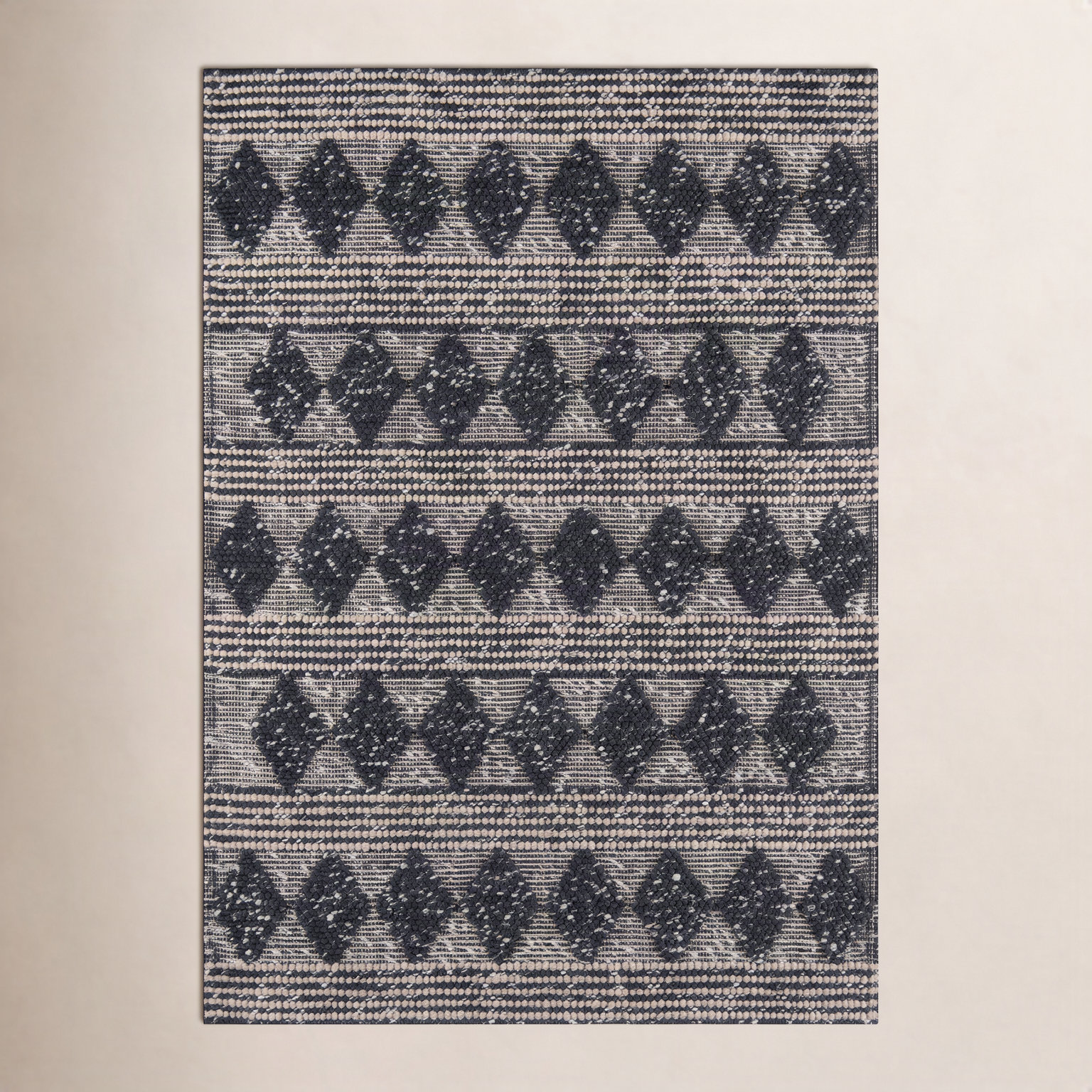 Altie Charcoal Beige Hand-Woven Geometric Rug, Rectangle 2' x 3'