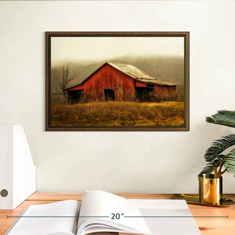 Skylight Barn dans le brouillard, 13 po x 9 po, Cadre flottant noyer