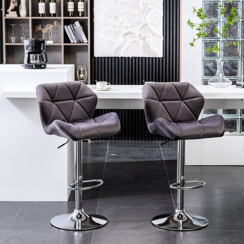 Velours gris pivotant à 2 losanges - hauteur réglable, dossier moyen confortable, base à disques avec repose-pieds gris, d'une hauteur de 2 po. Pour un confort exaltant. Et repose-pieds. L 20,5 po x P 25,6 po et H 35 à 43,25 po