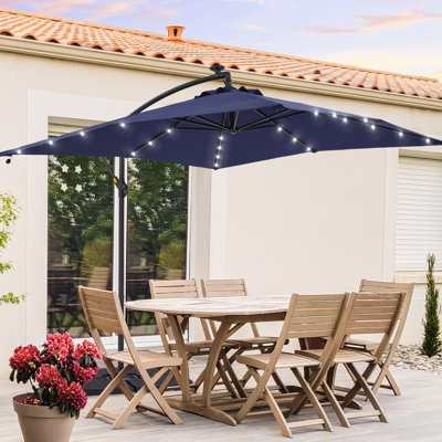 Parasol de marché en porte-à-faux à DEL 8,2 x 8,2 pi avec ajustement facile, tissu teint dans la masse, 8 nervures pour la cour, près de la piscine